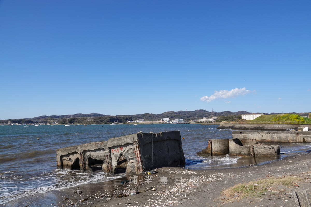 富浦公園・海岸に残るコンクリートの遺構と武山駐屯地の遠望（撮影日：2020.03.20）