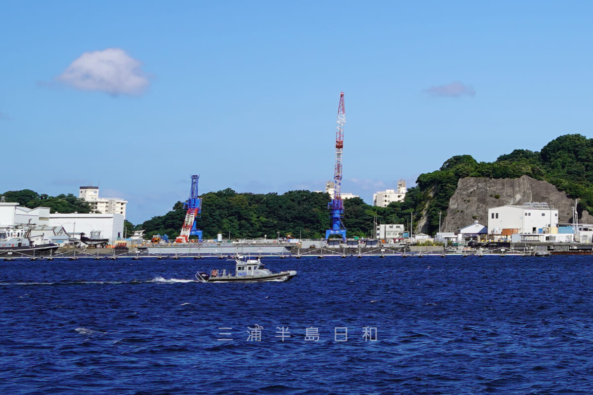 旧横須賀製鉄所（横須賀海軍施設ドック）・空母用の6号ドックを「YOKOSUKA軍港めぐり」の船上から望む（撮影日：2022.08.10）