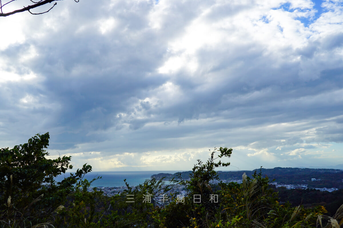 衣張山・山頂（北峰）からの稲村ヶ崎方面の眺望（撮影日：2020.11.19）