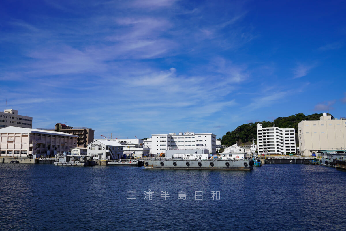 旧横須賀製鉄所（横須賀海軍施設ドック）・1号～3号ドックを「YOKOSUKA軍港めぐり」の船上から望む（撮影日：2022.08.10）