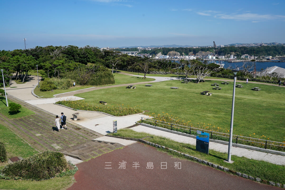 県立城ヶ島公園・第2展望台からうみのね広場を見下ろす（撮影日：2022.09.27）