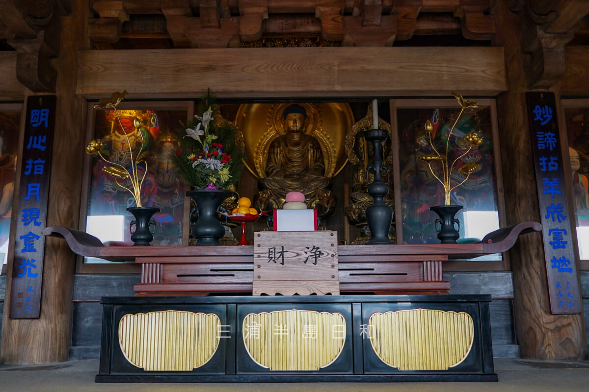 光明寺・山門二階の釈迦三尊像と四天王像（撮影日：2022.10.14）