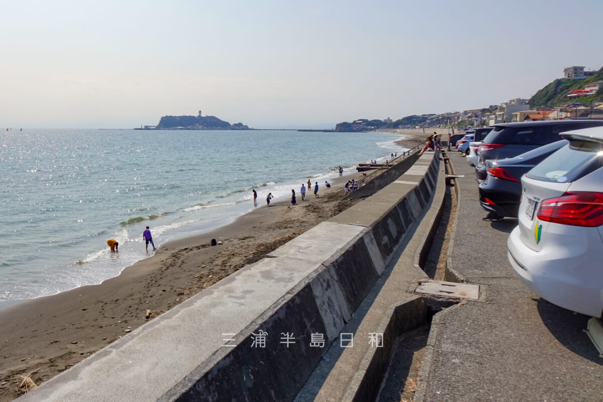 七里ヶ浜海岸駐車場から江の島方面を望む（撮影日：2020.08.25）