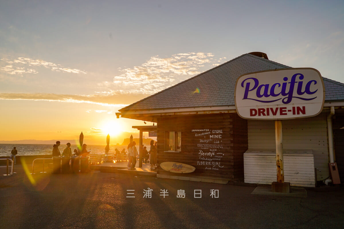 七里ヶ浜海岸駐車場・夕日に照らされる「Pacific DRIVE-IN」（撮影日：2022.10.21）