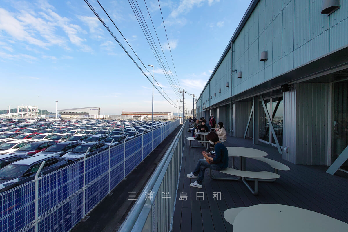 よこすかポートマーケット・横須賀新港の新車ビューのテラス席（撮影日：2022.10.28）