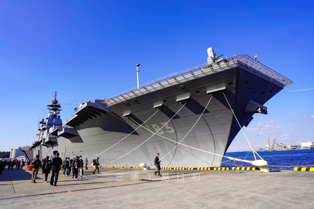 海上自衛隊-国際観艦式2022「フリートウィーク」横須賀港艦艇一般公開・護衛艦「いずも」を見上げる（撮影日：2022.10.29）