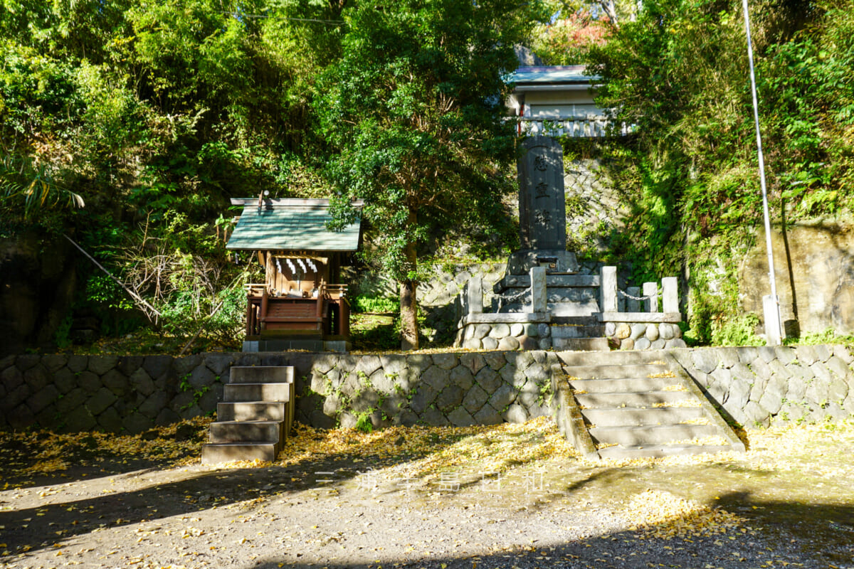 雷神社・慰霊碑と浜空神社（撮影日：2021.11.25）