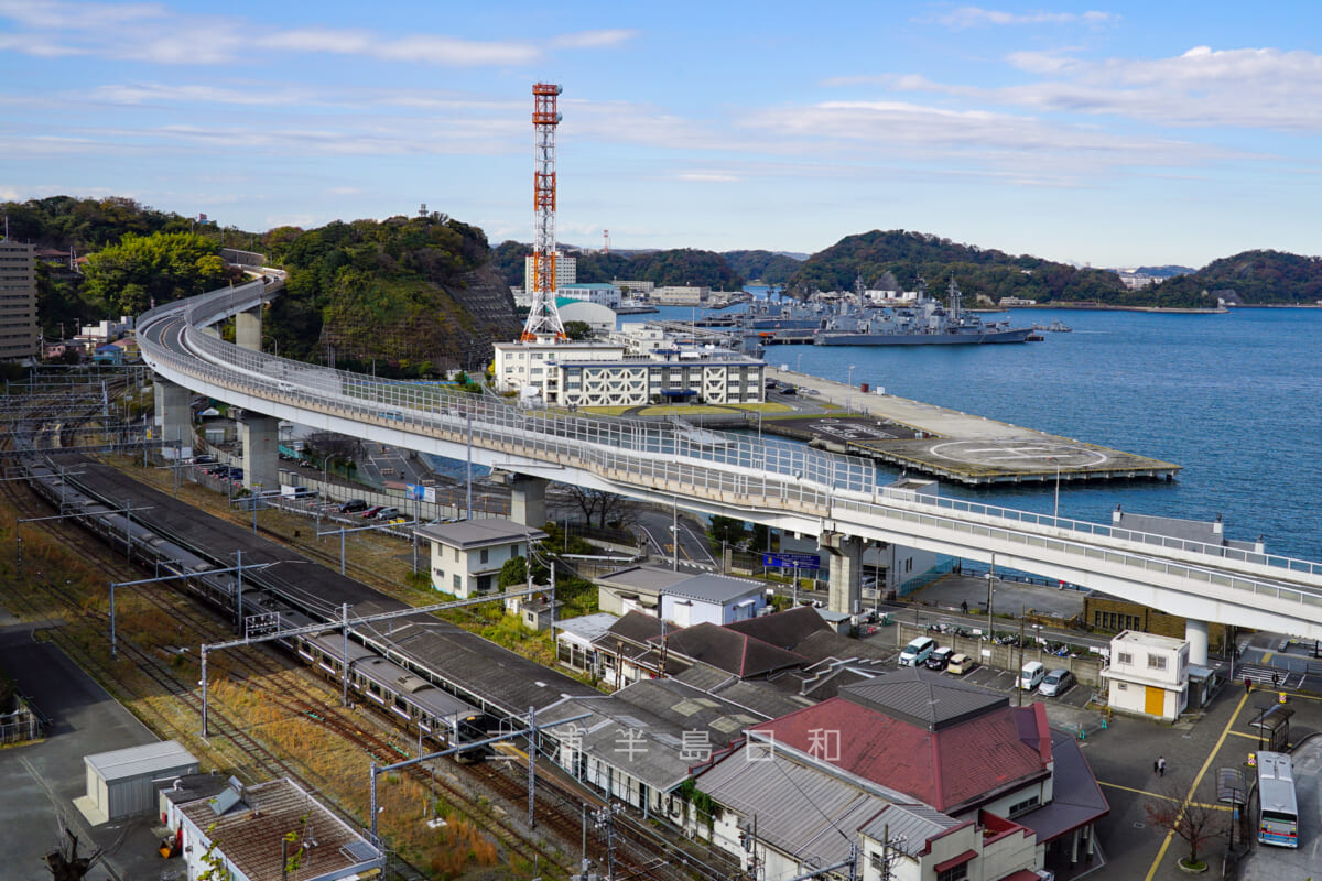 JR横須賀駅と海上自衛隊横須賀地方総監部（撮影日：2020.12.04）