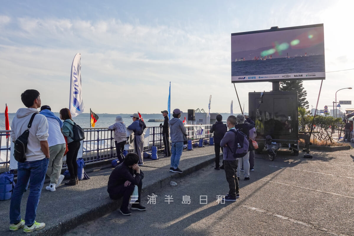 ANAウインドサーフィンワールドカップ横須賀・三浦大会・大型ビジョンによる中継（撮影日：2022.11.11）