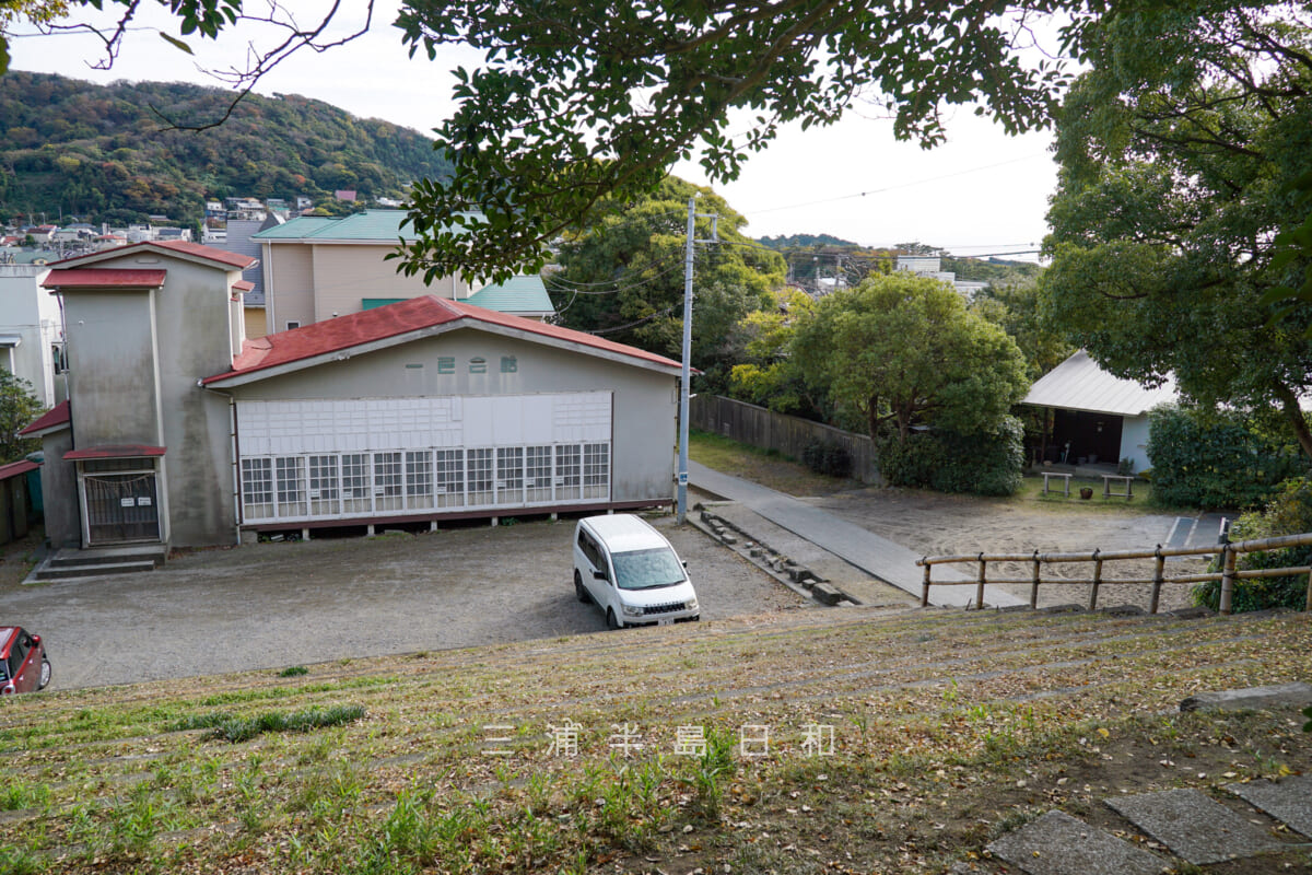 森山神社・社殿横より一色会館を見下ろす（撮影日：2022.11.17）