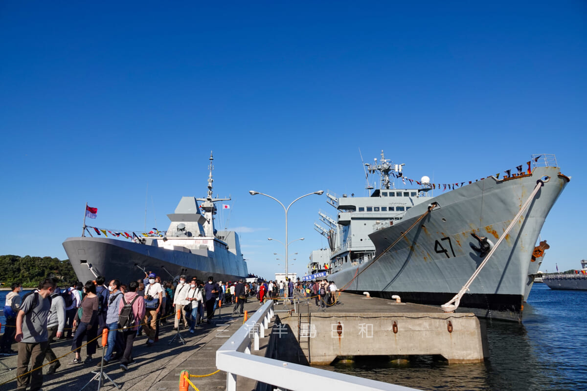 海上自衛隊-国際観艦式2022「フリートウィーク」横須賀港外国艦艇一般公開・吉倉地区（吉倉桟橋）に停泊するパキスタン海軍（右）とシンガポール海軍（左）の艦艇（撮影日：2022.11.03）
