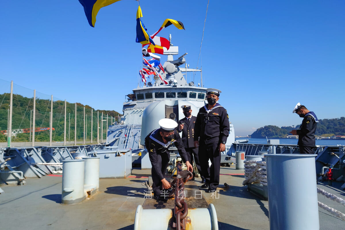 海上自衛隊-国際観艦式2022「フリートウィーク」横須賀港外国艦艇一般公開・船越地区に停泊するマレーシア海軍の艦艇でポーズを取ってくれる水兵さんたち（撮影日：2022.11.03）