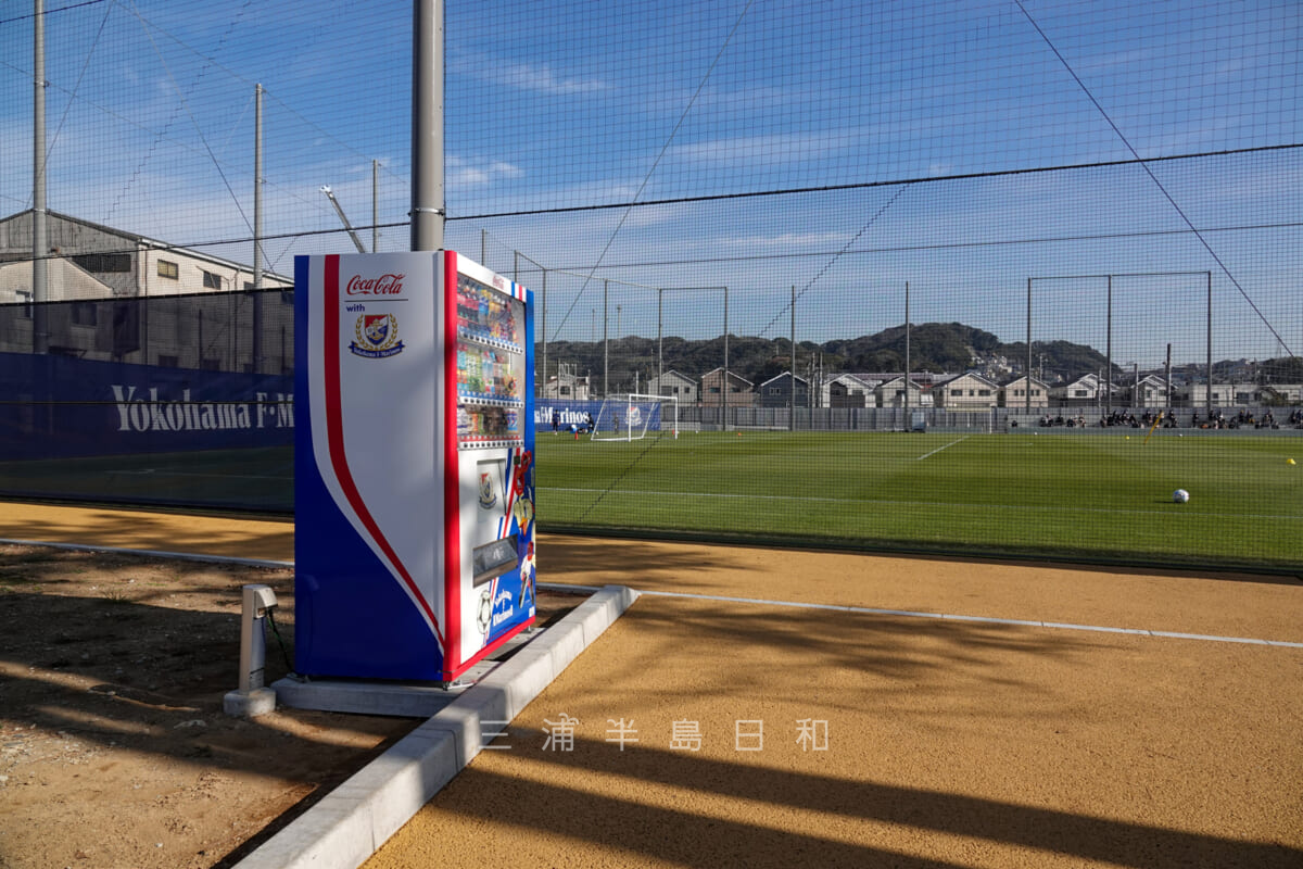 F・マリノス スポーツパーク（久里浜1丁目公園）・一般駐車場近くの自動販売機（撮影日：2022.01.12）