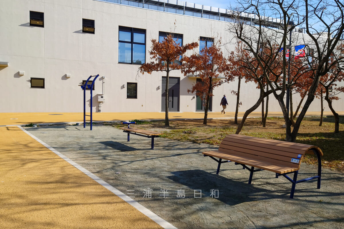 F・マリノス スポーツパーク（久里浜1丁目公園）・クラブハウス（管理棟）横の健康遊具（撮影日：2022.01.12）