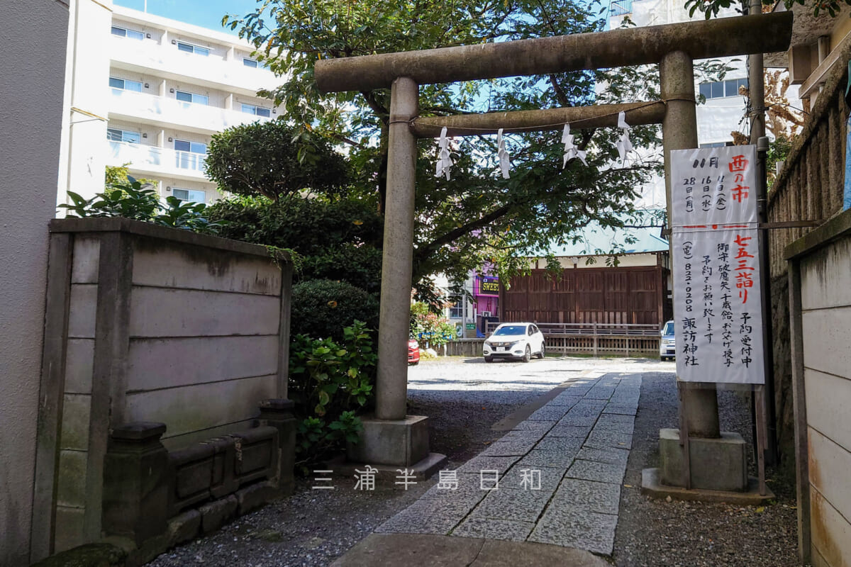 諏訪神社・マクドナルド脇の参道の鳥居（撮影日：2022.10.21）
