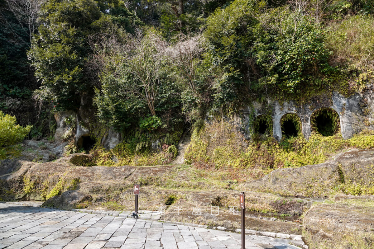 鎌倉歴史文化交流館・別館裏庭の中世のやぐら（左）と近代のやぐら風横穴（右）（撮影日：2023.03.09）