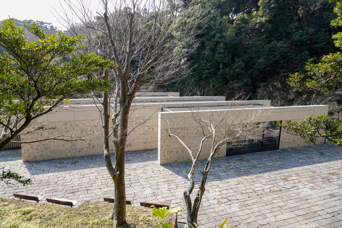 鎌倉歴史文化交流館・平行構造の壁が特徴的な元個人住宅「Kamakura-House」（撮影日：2023.03.09）