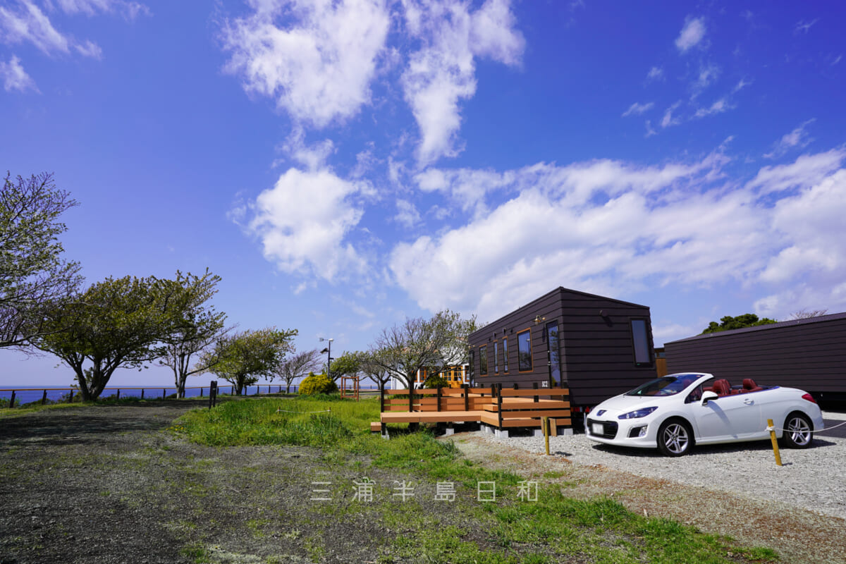 長井海の手公園 ソレイユの丘・海を望むトレーラーキャビン（海のキャビン）に車を横付け（撮影日：2023.03.29）
