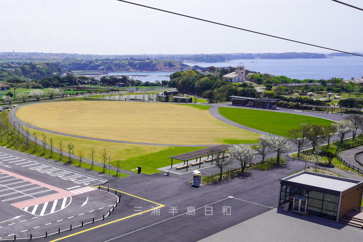 長井海の手公園ソレイユの丘・アスレチックタワー展望デッキから見たグリーンステージ（撮影日：2023.03.29）