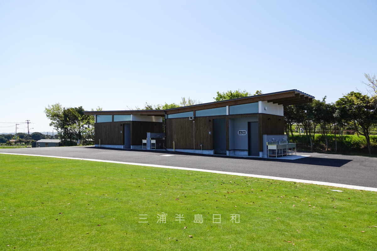 長井海の手公園 ソレイユの丘・フリーサイト近くのトイレ・炊事場（撮影日：2023.04.10）