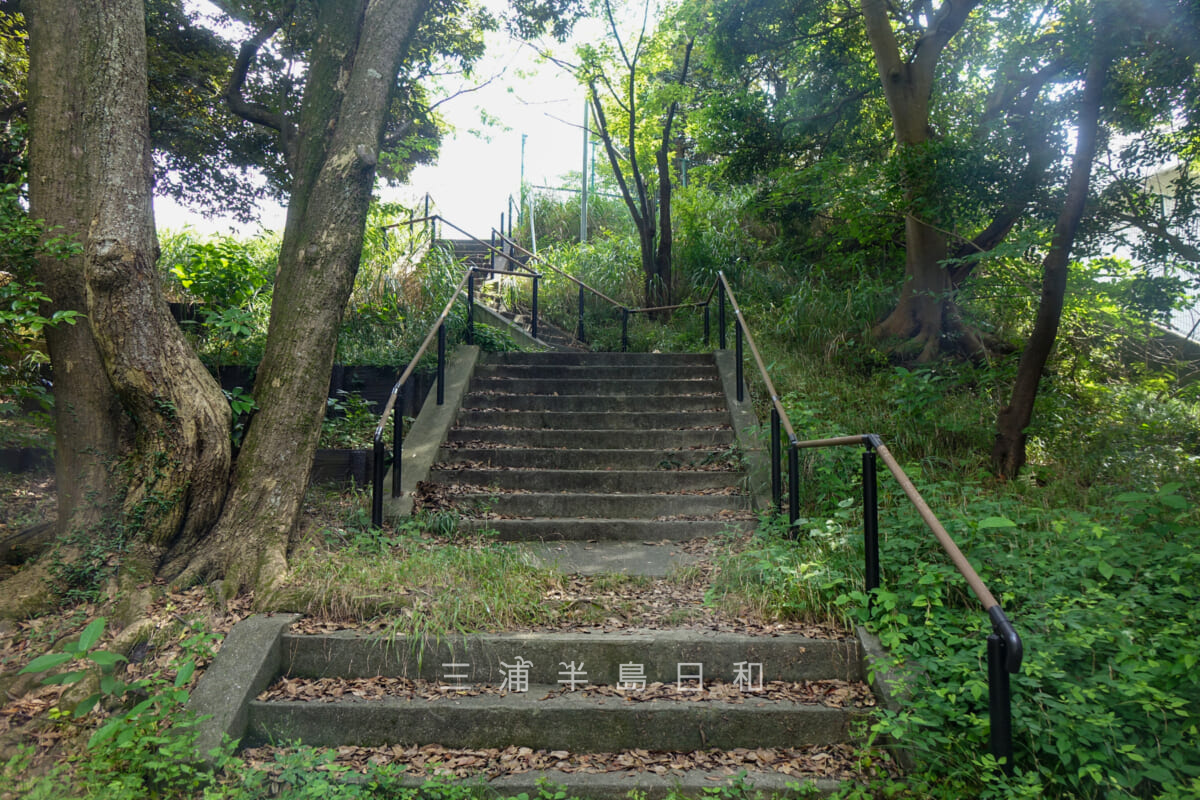 諏訪公園・公園上段に上がるための階段（撮影日：2022.07.21）