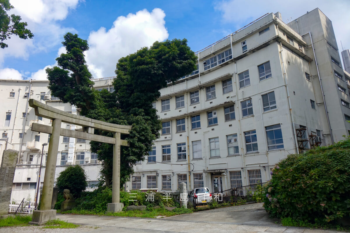 諏訪大神社・鳥居と聖ヨゼフ病院旧病棟（2022年解体済）（撮影日：2022.07.21）