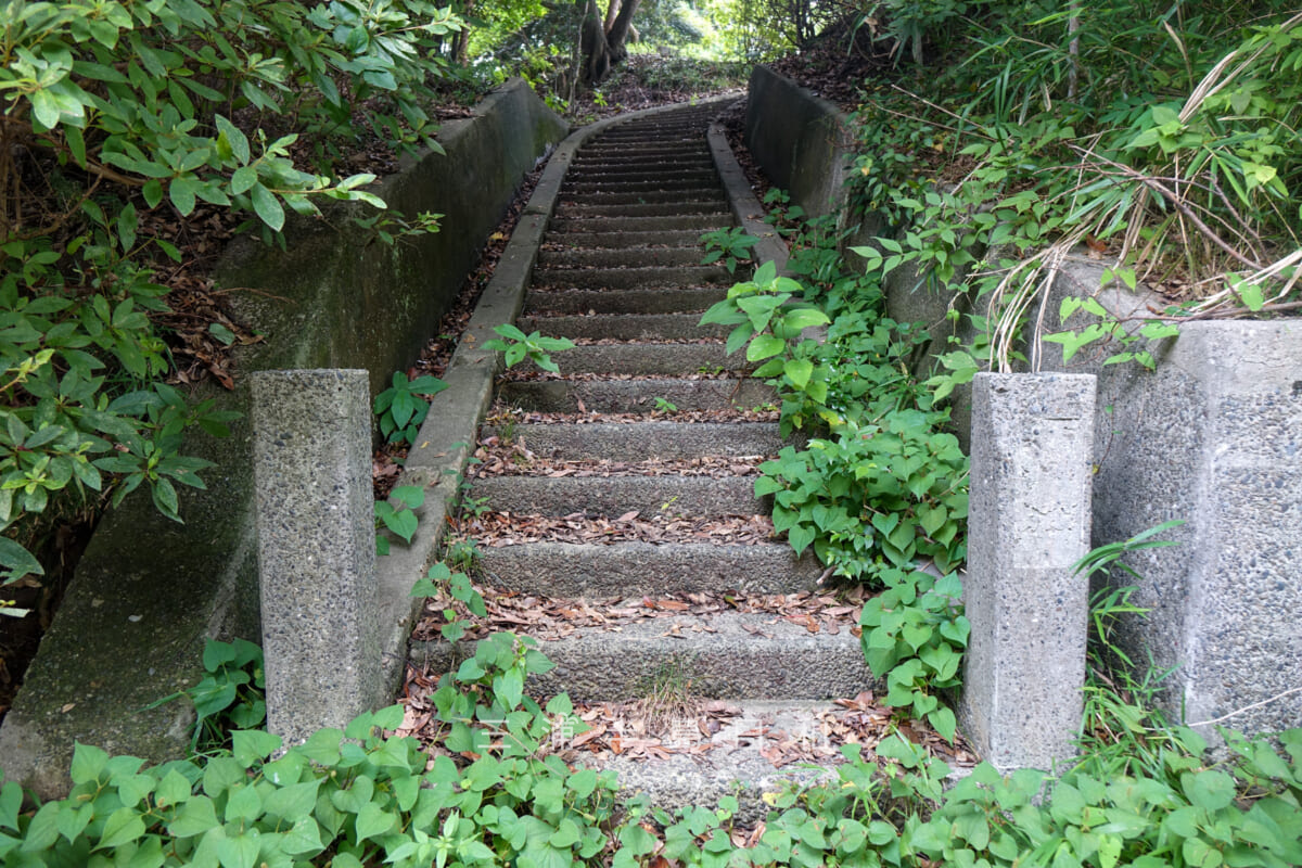 諏訪公園・公園中段に上がるための階段（撮影日：2022.07.21）