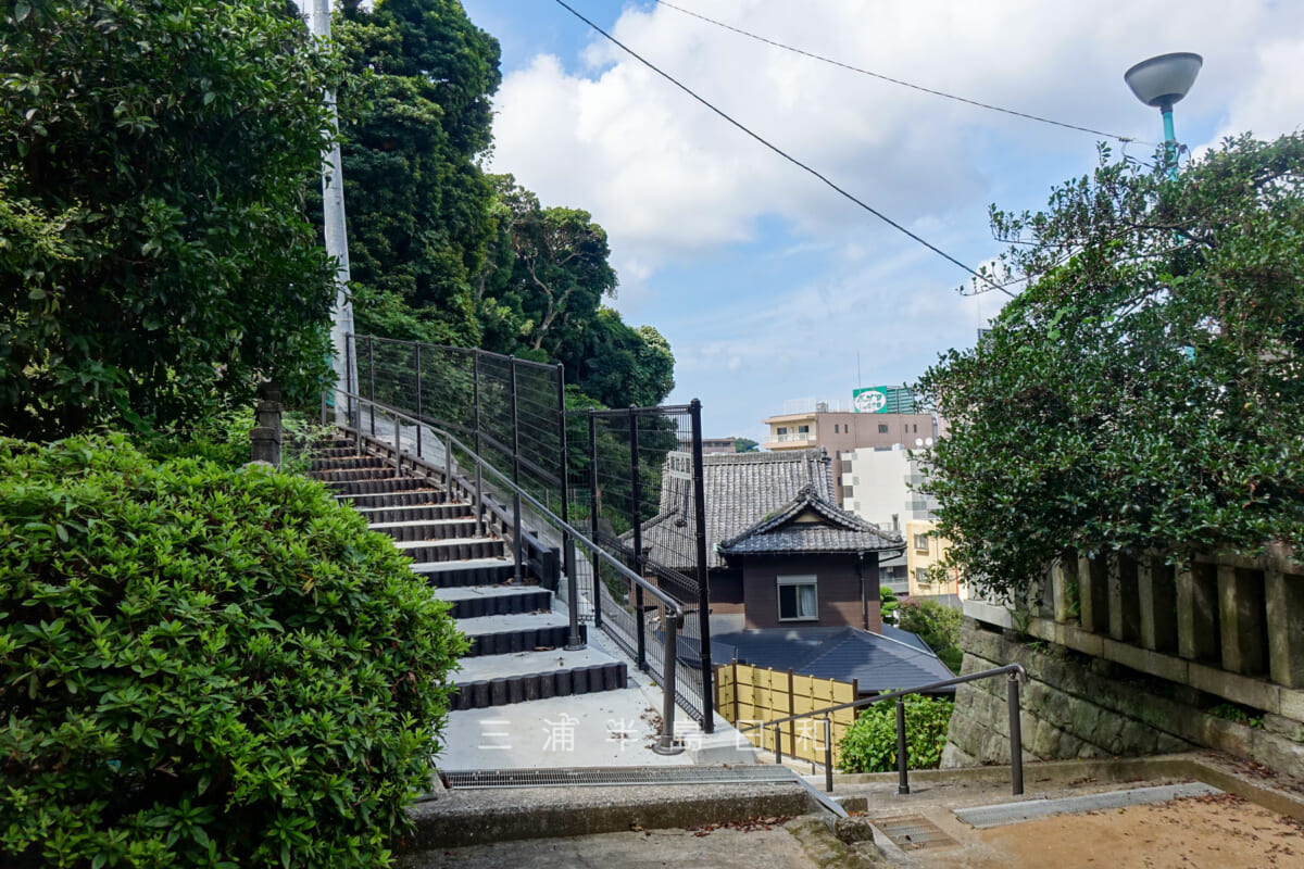 諏訪公園・諏訪大神社から公園に上がるための階段（左側）（撮影日：2022.07.21）