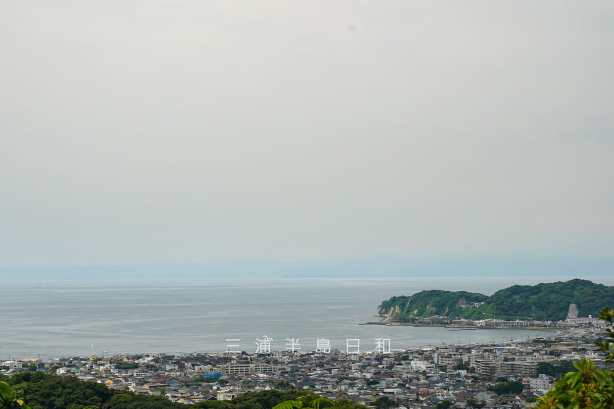 衣張山・山頂（北峰）からの稲村ヶ崎方面の眺望（撮影日：2023.06.21）