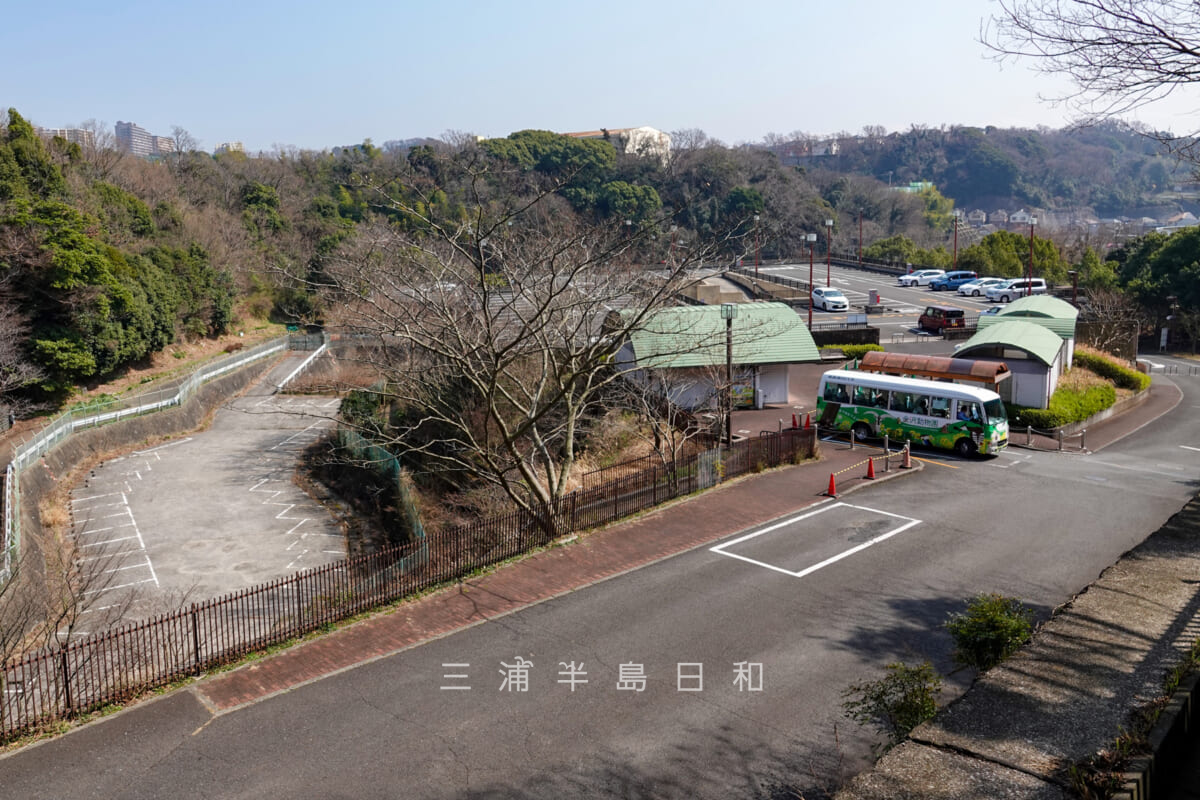 金沢自然公園＆金沢動物園・正面口駐車場とコアラバス待合所（撮影日：2023.03.17）