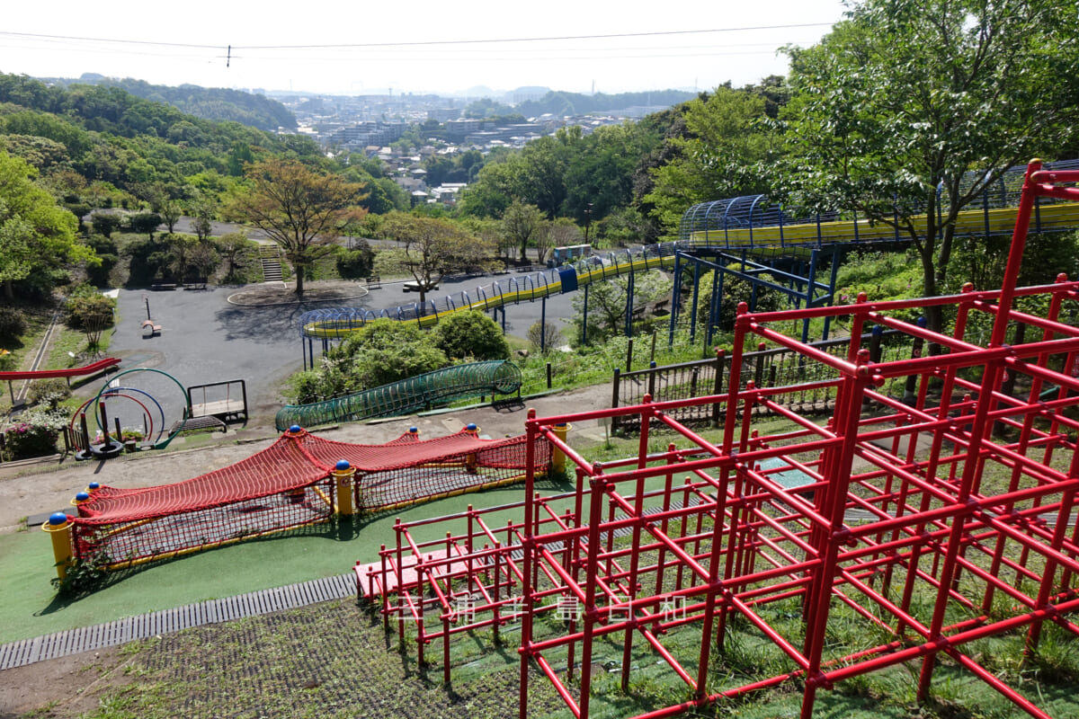 金沢自然公園・こども広場（ローラーすべり台）を上から見下ろす（撮影日：2022.04.25）