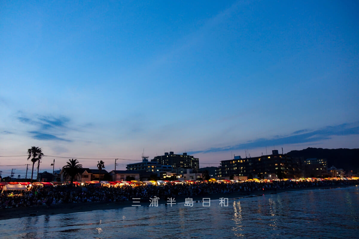 久里浜ペリー祭・久里浜海岸沿いに建ち並ぶ無数の屋台の灯り（撮影日：2015.07.11）