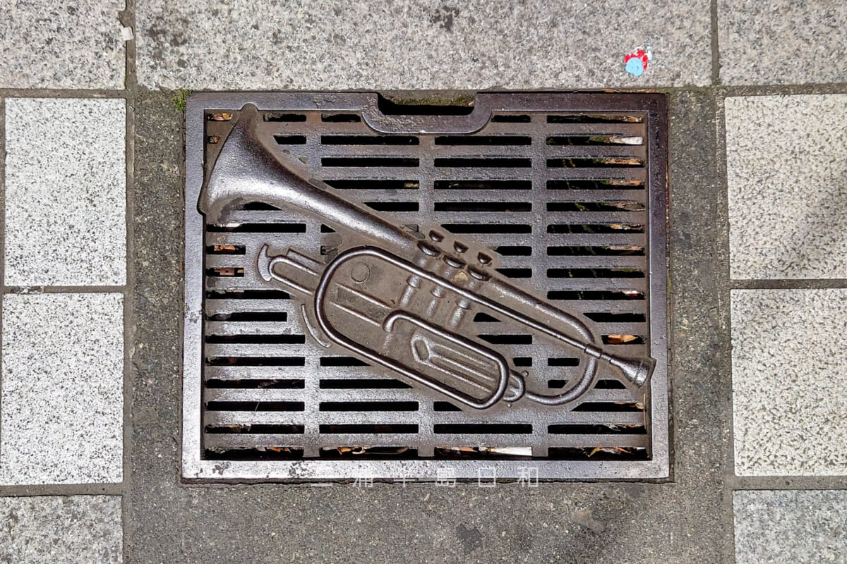 ドブ板通り・管楽器があしらわれた側溝のふた（撮影日：2023.04.27）