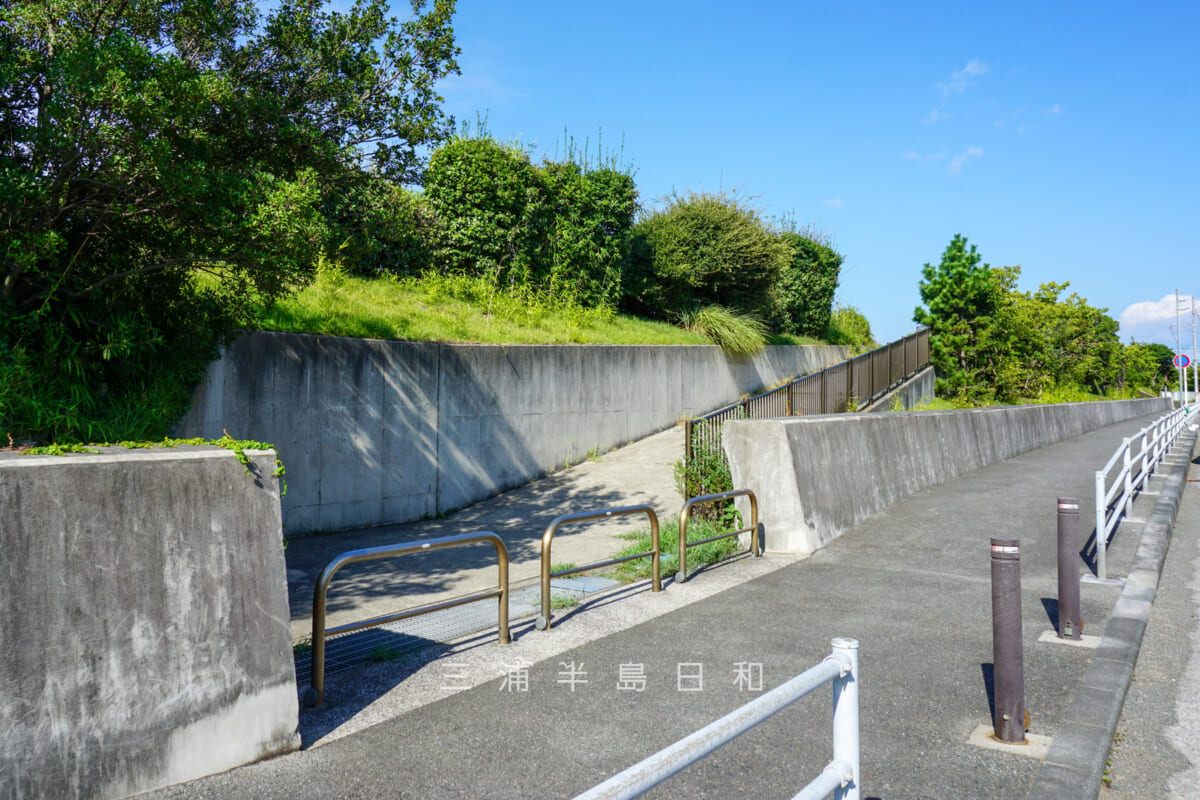 長井岡崎第2公園・西側の公園入口（撮影日：2023.08.20）