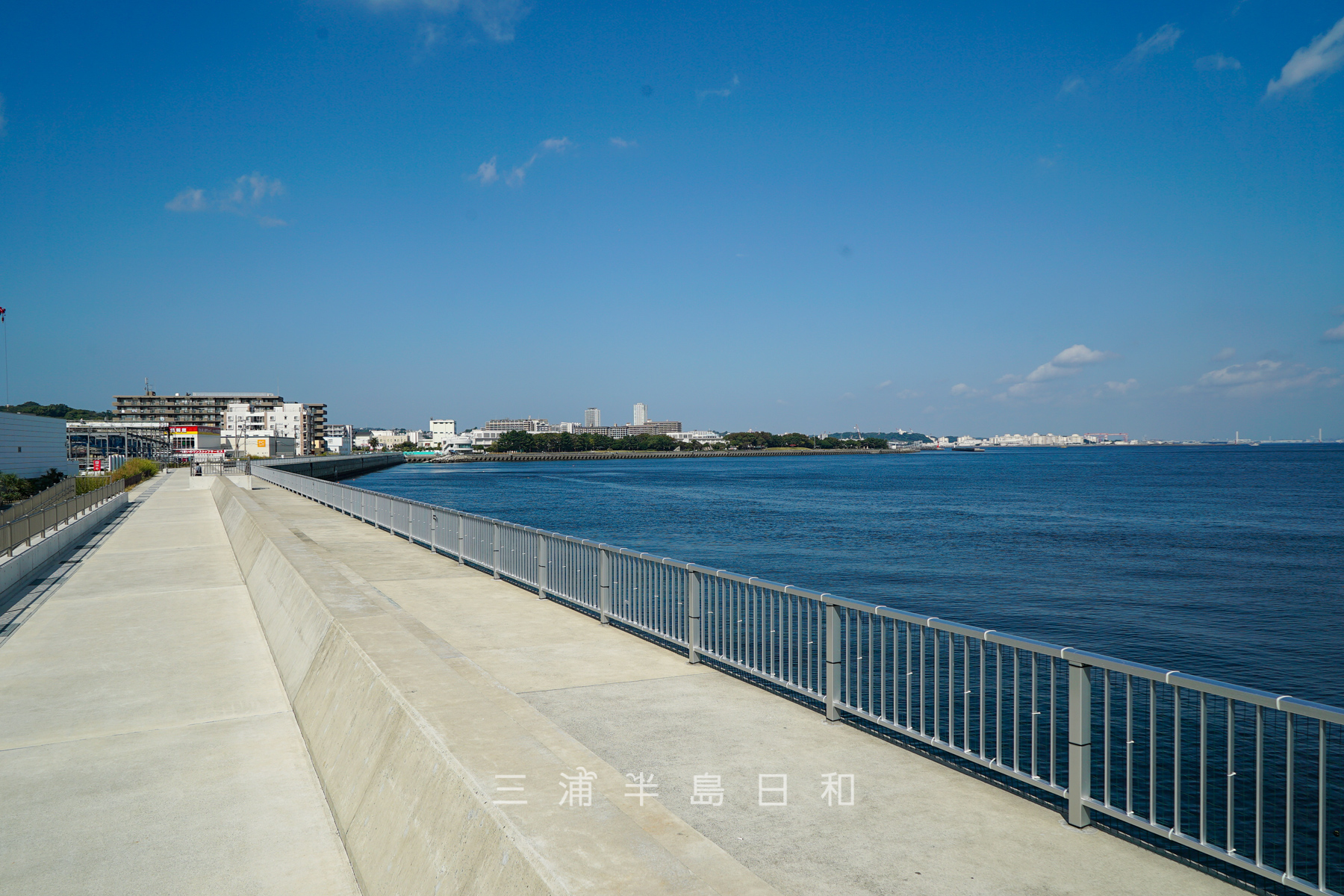 大津地区高潮対策護岸・大津漁港側から海辺つり公園方面を望む（撮影日：2023.09.28）