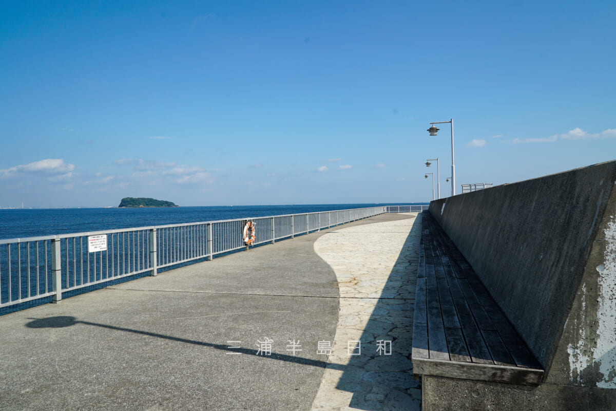 大津地区1号護岸遊歩道（大津港新堤防）・入口付近から堤防突端方面を望む（撮影日：2023.09.28）