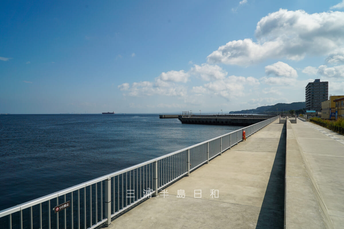 大津地区高潮対策護岸・海辺つり公園側から大津漁港方面を望む（撮影日：2023.09.28）