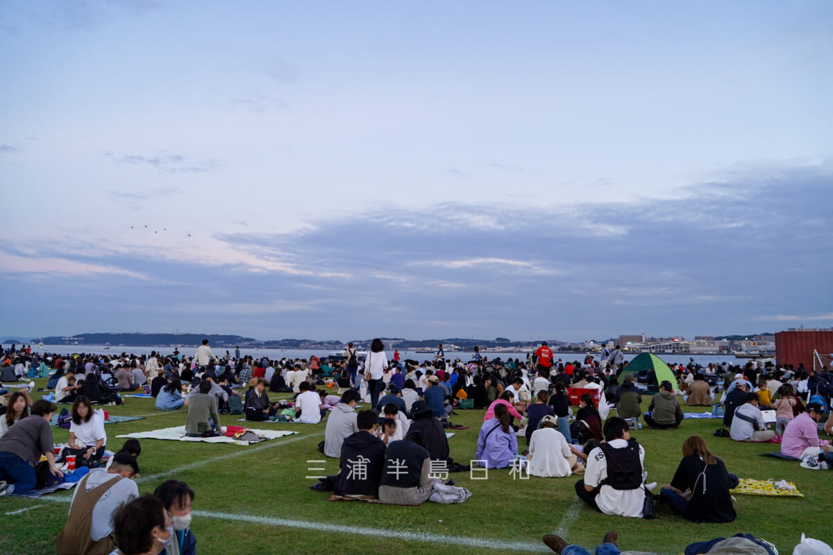 米海軍横須賀基地・バーキーフィールド（Berkey Main Softball Field）前の芝生広場（撮影日：2022.10.16）