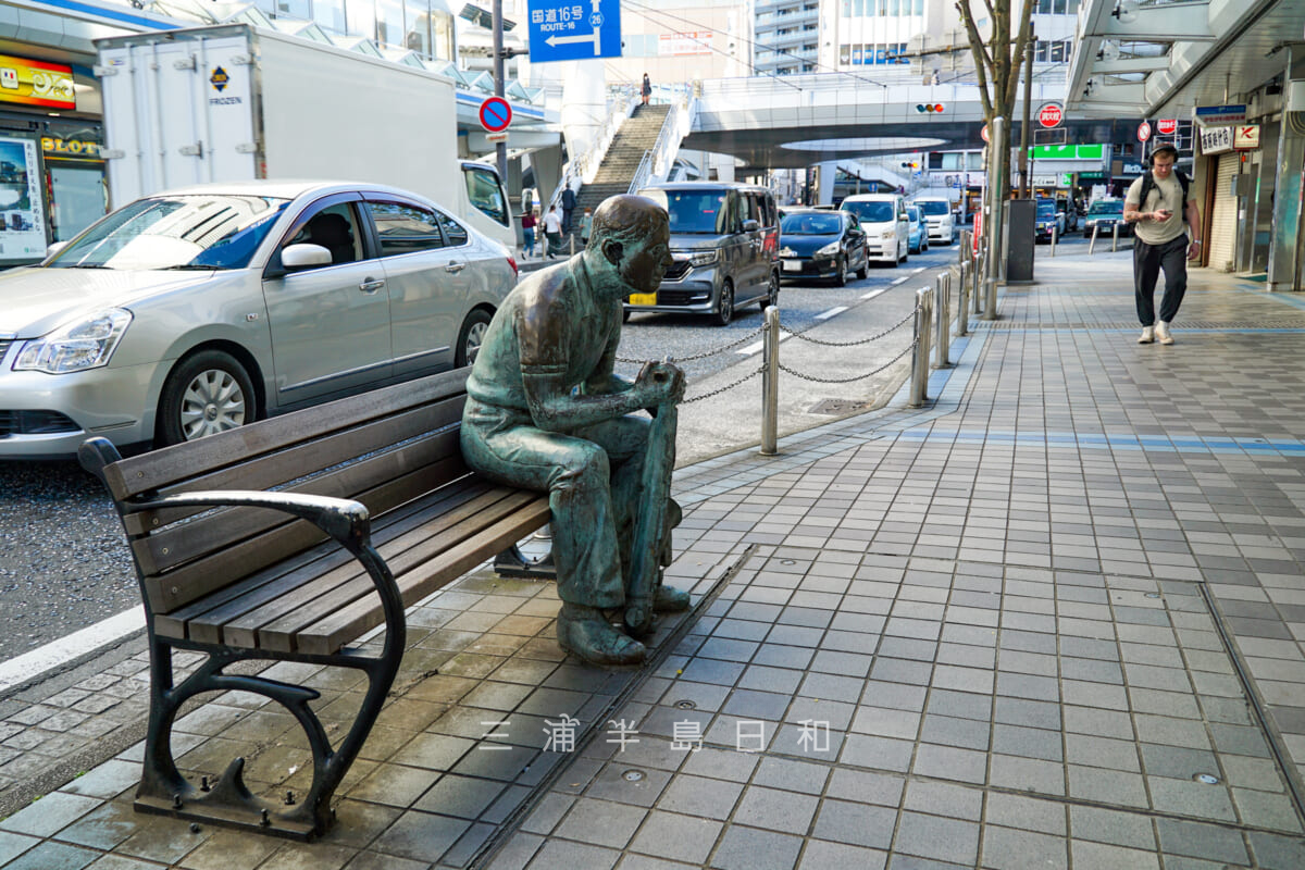 横須賀中央大通り・ベンチに腰かけるジャズメンの銅像（撮影日：2023.10.24）