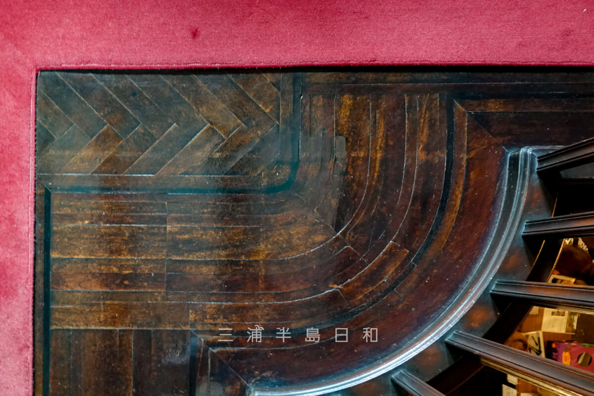 旧華頂宮邸・2階-階段ホールの床板（撮影日：2023.10.14）
