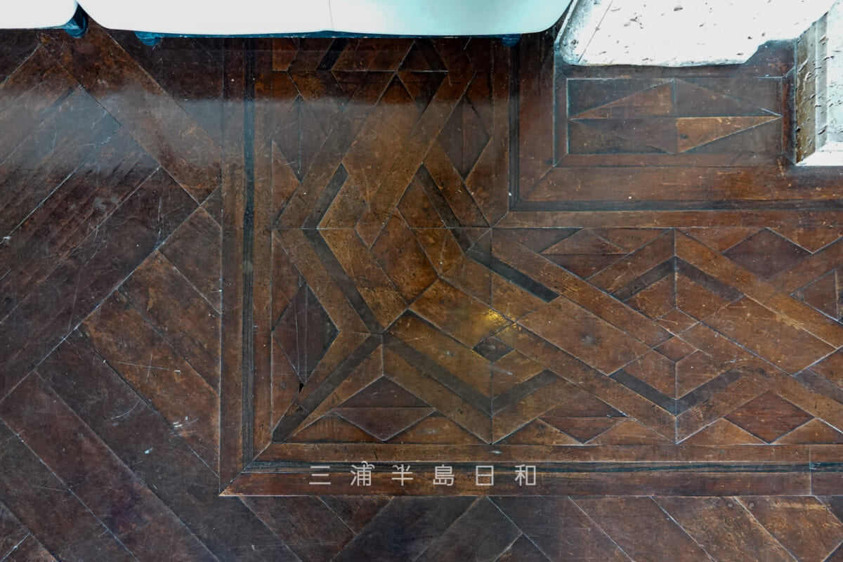 旧華頂宮邸・1階-広間Ⅱのマントルピース前の床材（撮影日：2023.10.14）