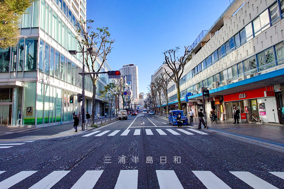 横須賀中央大通り・湘南しんきん前の交差点より望む（撮影日：2023.10.24）