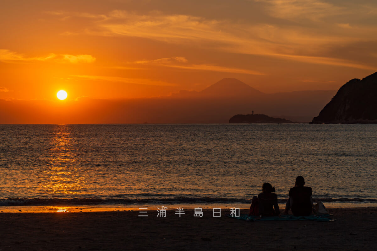 逗子海岸から見た相模湾に沈む夕日（撮影日：2021.09.27）