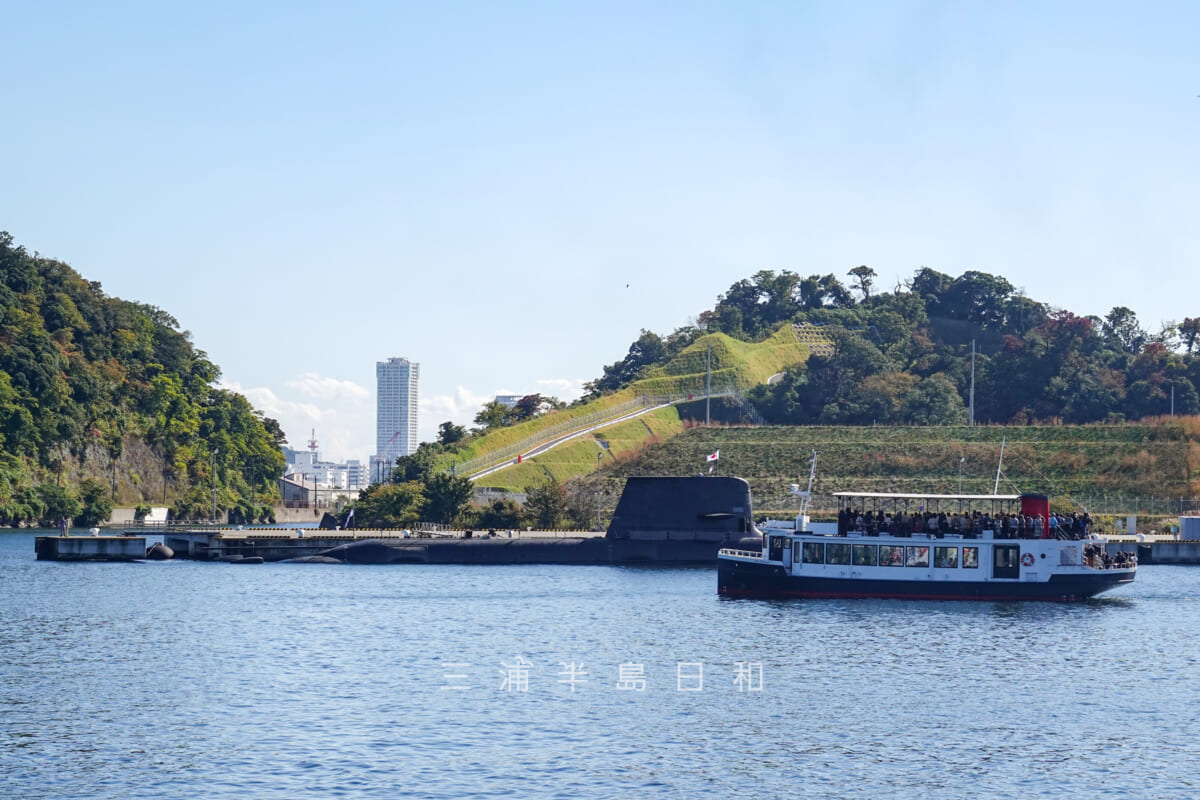 YOKOSUKA軍港めぐり・長浦港に停泊する海上自衛隊の潜水艦と「シーフレンド7」（撮影日：2022.11.03）