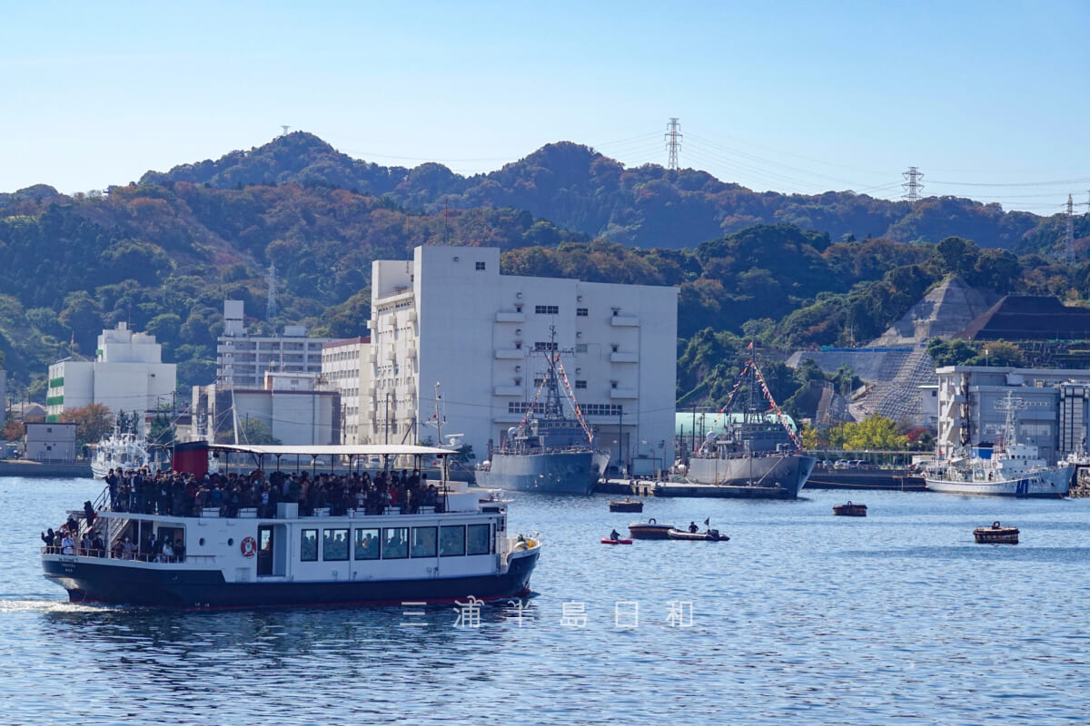 YOKOSUKA軍港めぐり・長浦港を行く「シーフレンド7」（撮影日：2022.11.03）