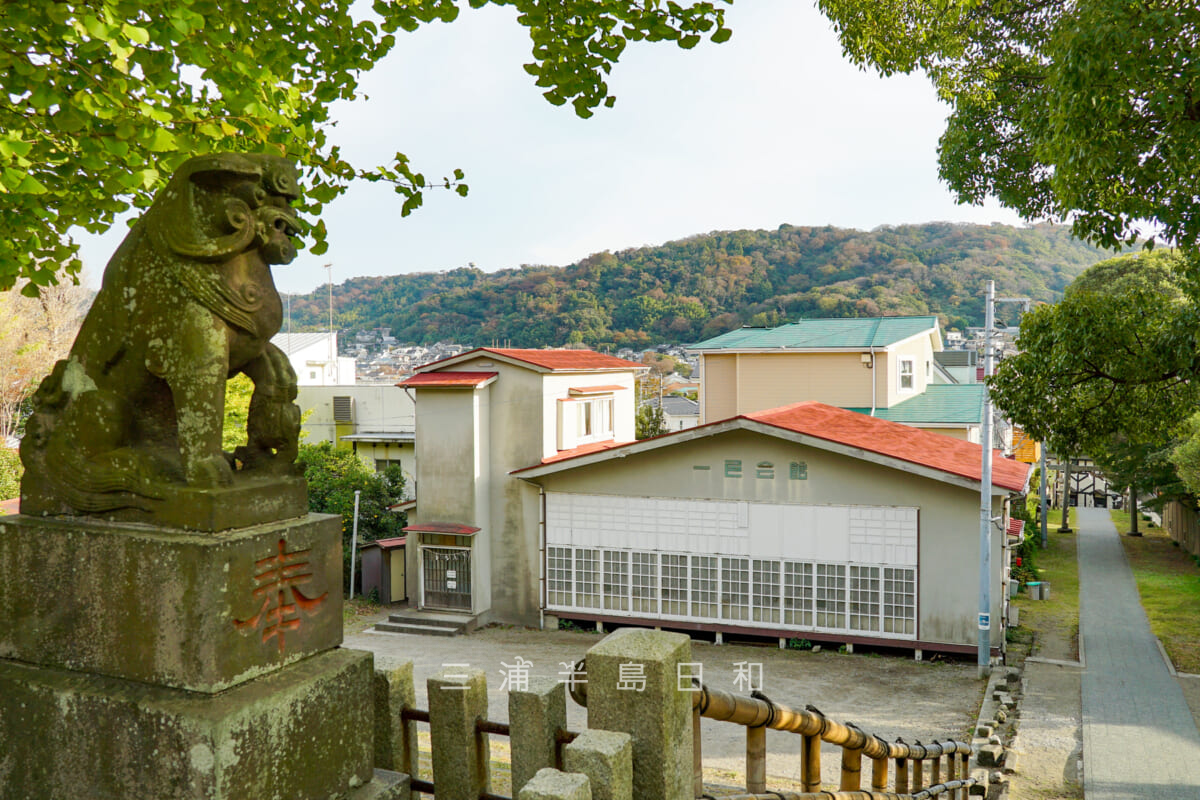 森山神社・社殿前より一色会館を見下ろす（撮影日：2023.11.16）