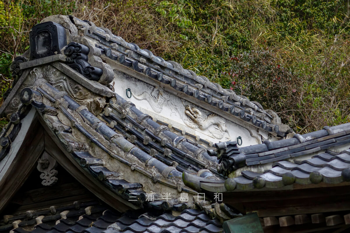 白髭神社（野比）・本殿屋根に隠された龍の彫刻（撮影日：2023.02.02）