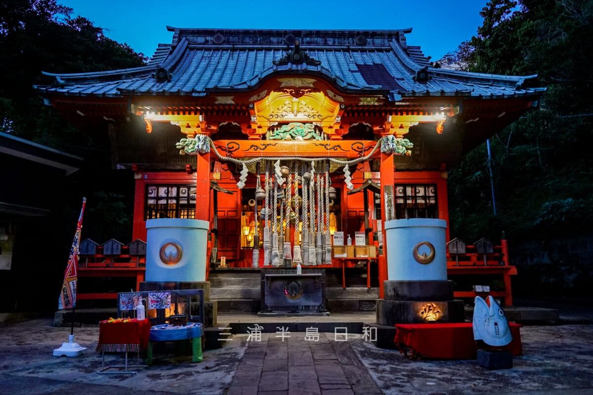 海南神社・ライトアップされた本殿（撮影日：2023.05.02）