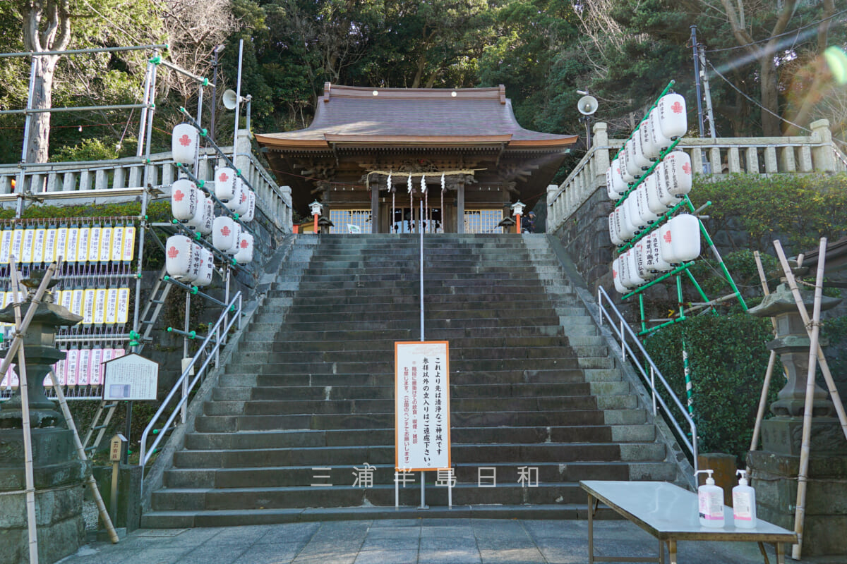 大津諏訪神社・社務所前より社殿を見上げる（撮影日：2023.12.22）