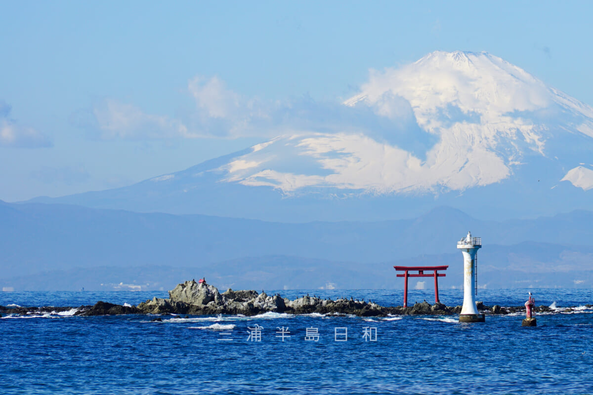 名島と葉山灯台（裕次郎灯台）・真名瀬海岸より望む（撮影日：2021.02.03）